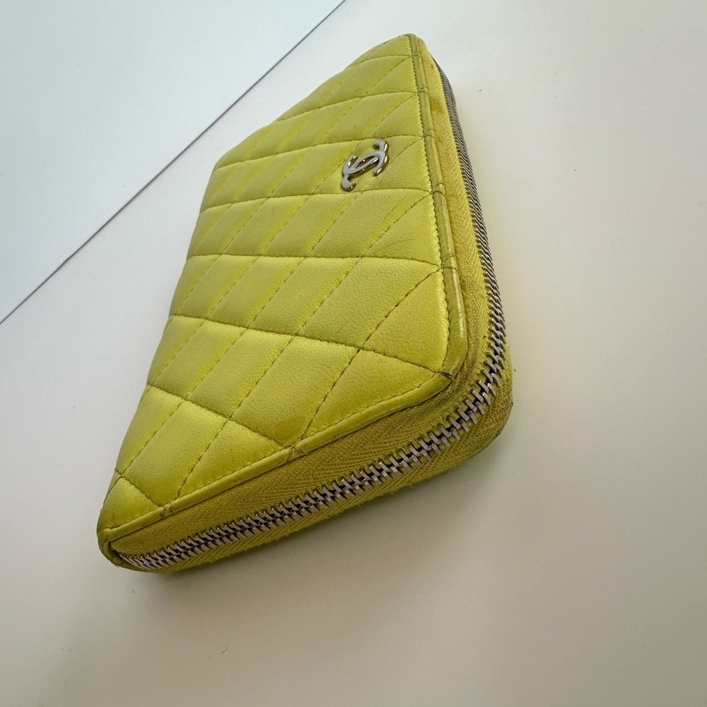 Chanel Pre-loved Diamond-Quilted Wallet in yellow lambskin leather - Picture 5 of 12